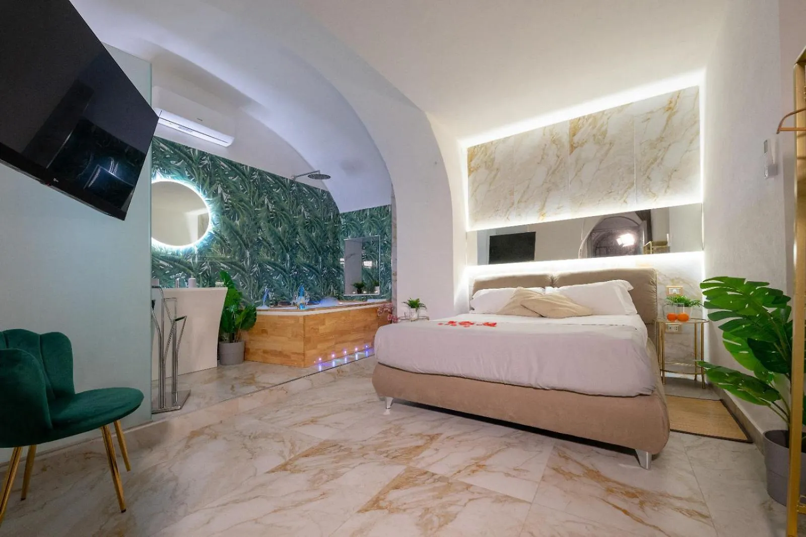 Etnea 208 Luxury Jacuzzi Suite Catania Bed & Breakfast