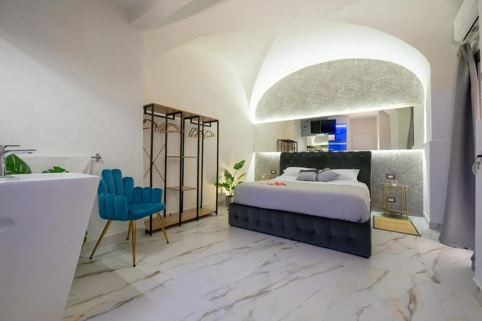 Etnea 208 Luxury Jacuzzi Suite Catania Italy
