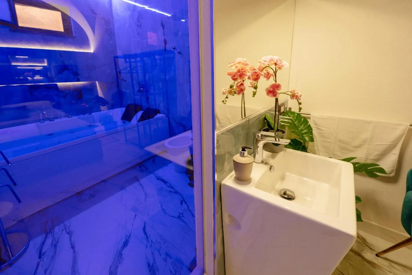 Etnea 208 Luxury Jacuzzi Suite Catania Bed & Breakfast